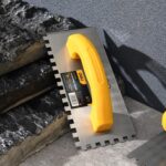 DELI σπάτουλα πλακιδίων DL509310 με πλαστική λαβή, οδοντωτή, χάλυβας άνθρακα, 230x100mm - 6975495595772 - Image 2